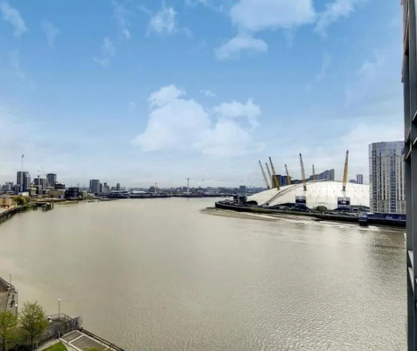 Luxury 2 Bed Flat, Nice View & Spa - Canarywharf London 0*,