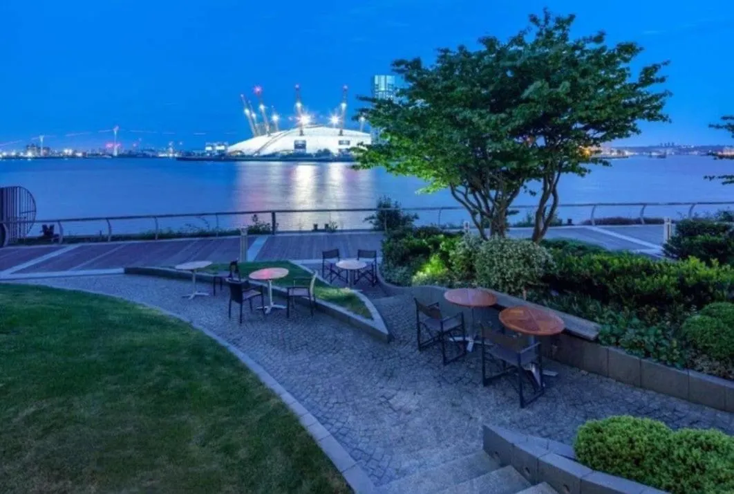 Apartment Luxury 2 Bed Flat, Nice View & Spa - Canarywharf London