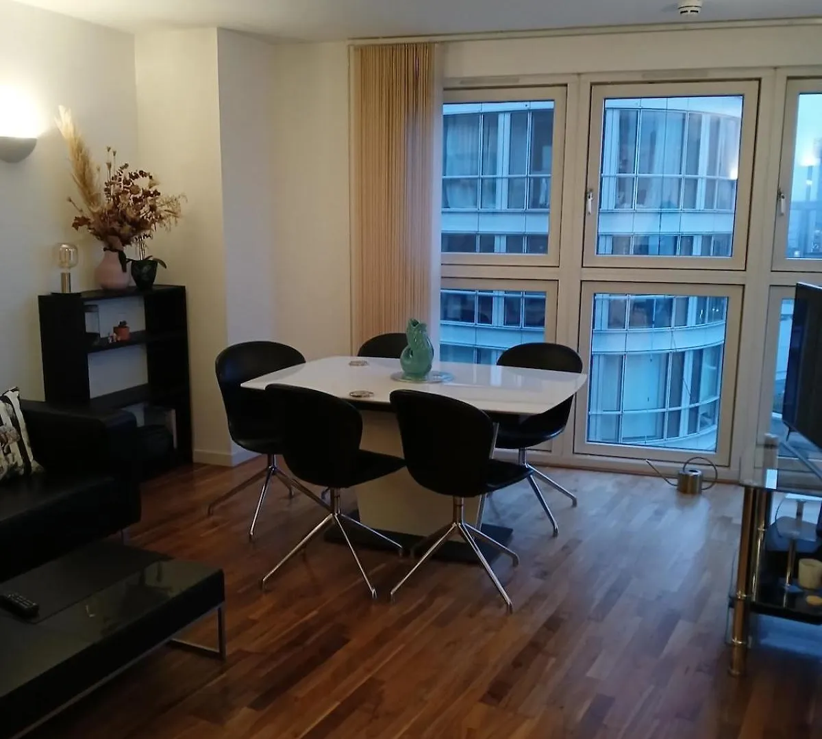 Luxury 2 Bed Flat, Nice View & Spa - Canarywharf London Apartment