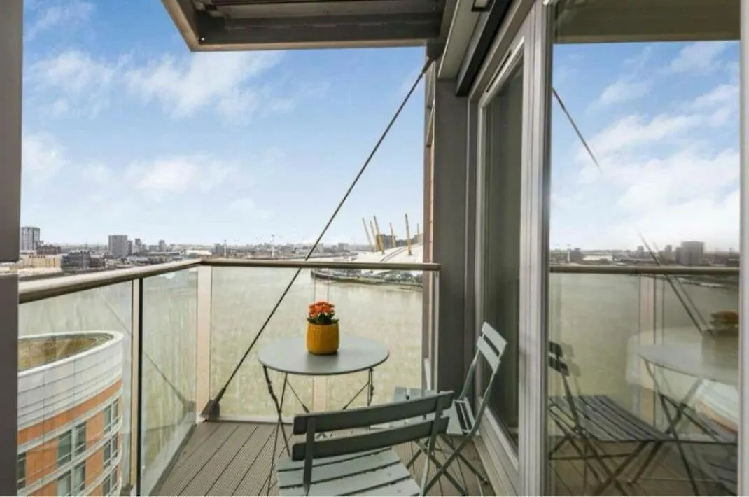 Luxury 2 Bed Flat, Nice View & Spa - Canarywharf London Apartment